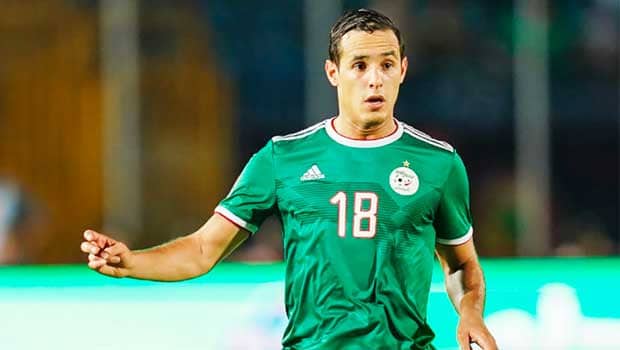 Mehdi Zeffane joueur de football algérien en action lors d'un match.