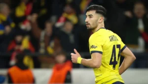 Mohamed Amoura portant le maillot jaune, en pleine action sur le terrain.