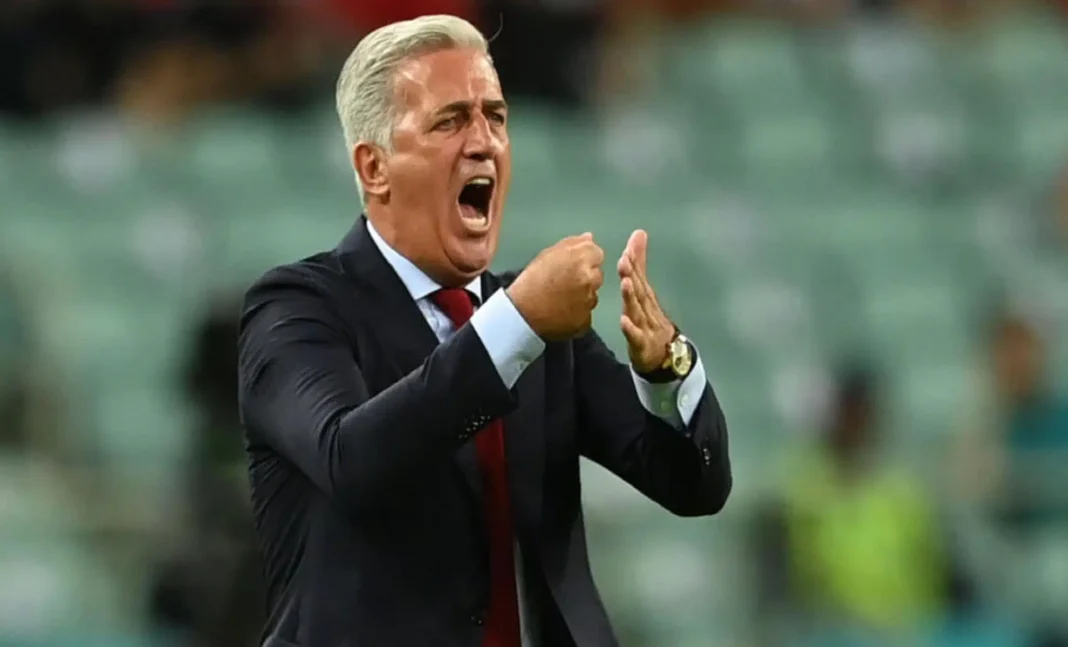 Vladimir Petkovic encourageant lors d'un match de football.