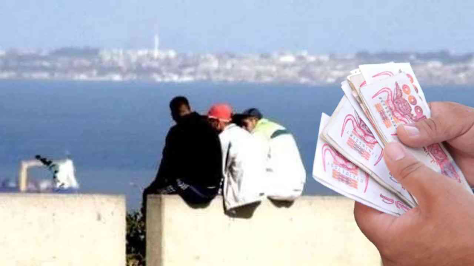 Groupe de jeunes assis près de la mer avec vue sur la ville.
