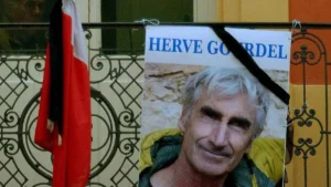 Assassinat de Hervé Gourdel : une décennie après, l'illustre disparu reçoit un hommage digne Affiche hommage à Hervé Gourdel, victime d'un assassinat tragique.