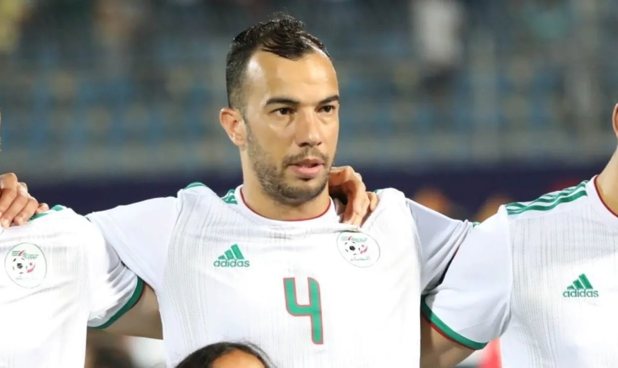 Djamel Benlamri portant le maillot de l'équipe nationale algérienne.