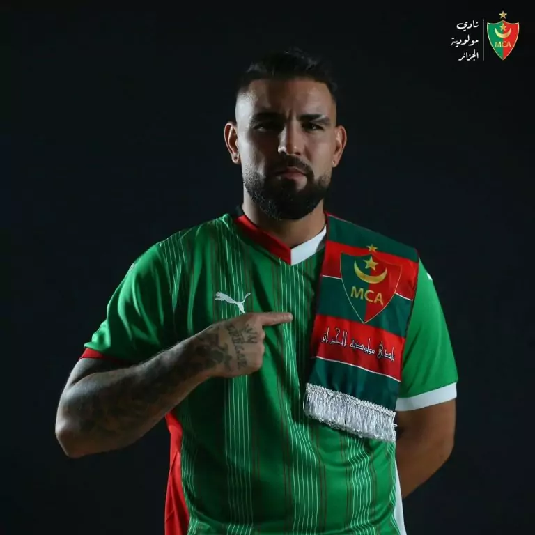 Incident impliquant Andy Delort : L'avenir du joueur du MCA en péril Andy Delort portant le maillot du MC Alger, symbole de son transfert.
