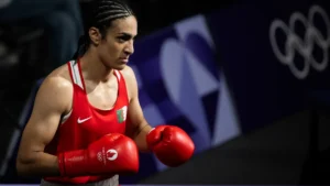 Elle ne s'arrête pas! Imane Khelif fait une fois encore trembler de peur ses détracteurs Imane Khelif en tenue de boxe, concentrée avant un combat important.