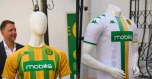 Incroyable! A peine mis sur le marché, le nouveau maillot de la JSK par Kappa déjà en rupture de stock ! Maillots de football JSK Kappa, en rupture de stock, exposés en vitrine.