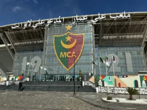 Le stade Ali La Pointe de Douera sur une pente ascendante