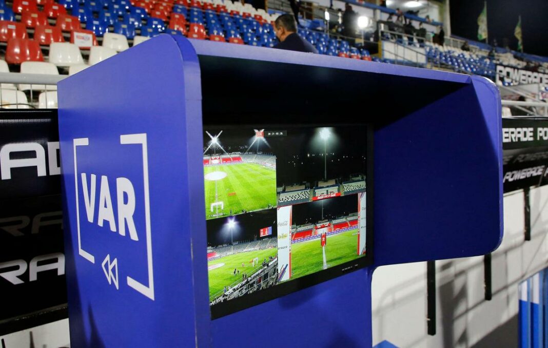 Poste de VAR utilisé lors d'un match de Ligue 1.