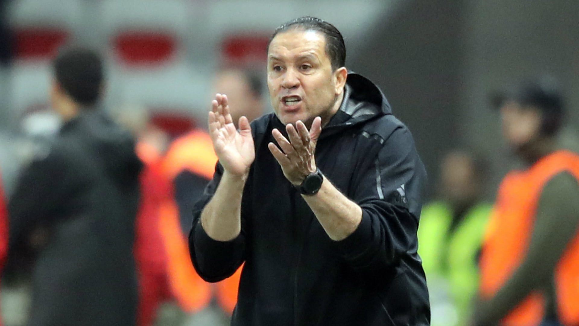 Nabil Maâloul donne des instructions lors d'un match de football.