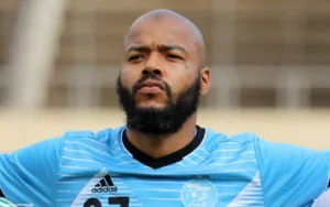 Rais M’Bolhi, gardien de but, en tenue de football avec la JSK.