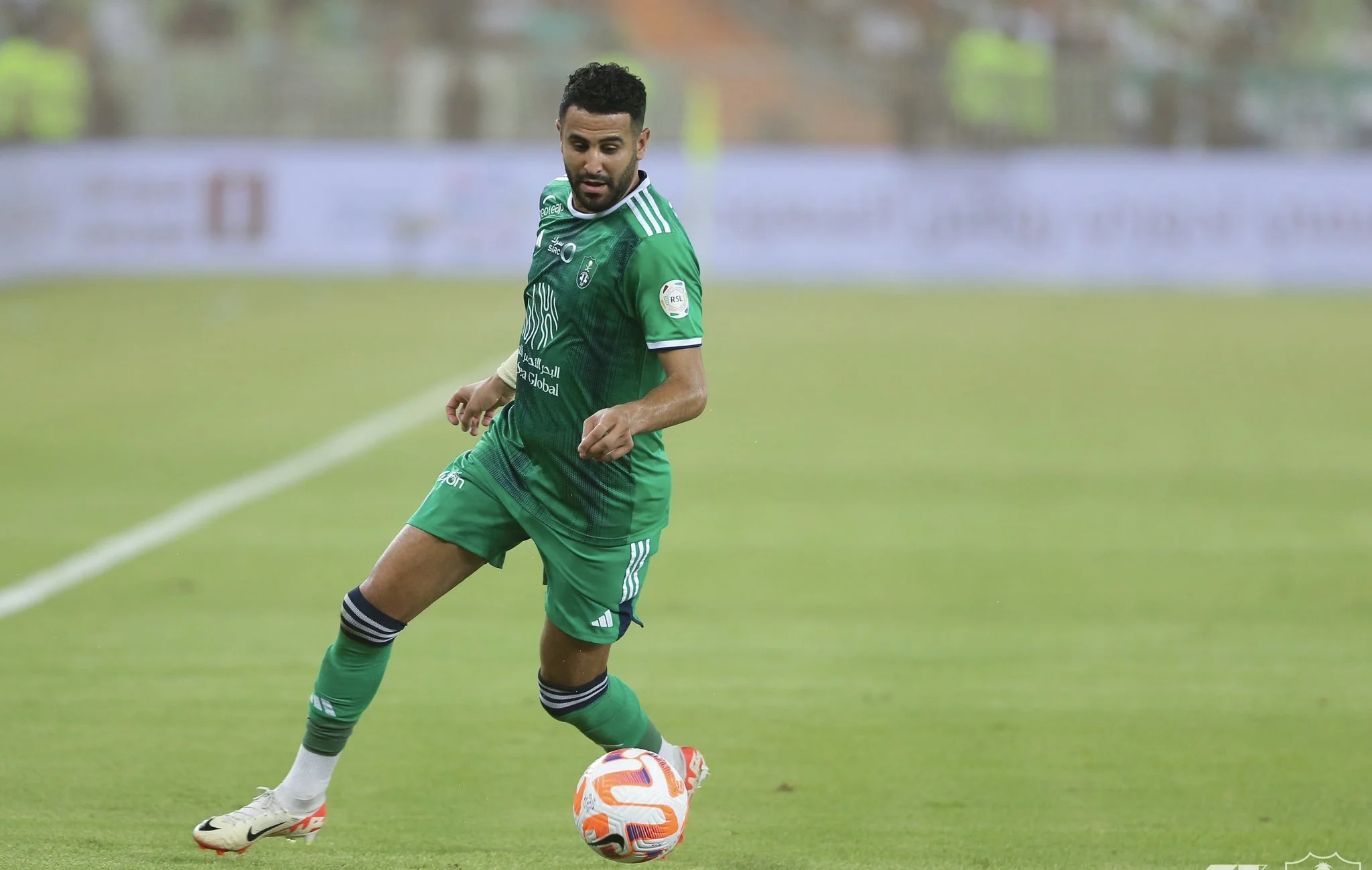 Riyad Mahrez : Baisse de forme et avenir incertain en équipe d'Algérie Riyad Mahrez : Baisse de forme et avenir incertain en équipe d'Algérie