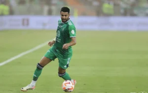 Et c'est fait! Riyad Mahrez vient d'inscrire son 1er but. Un coup de maitre à enseigner dans toutes les écoles du foot Riyad Mahrez en train de jouer au football sur le terrain.