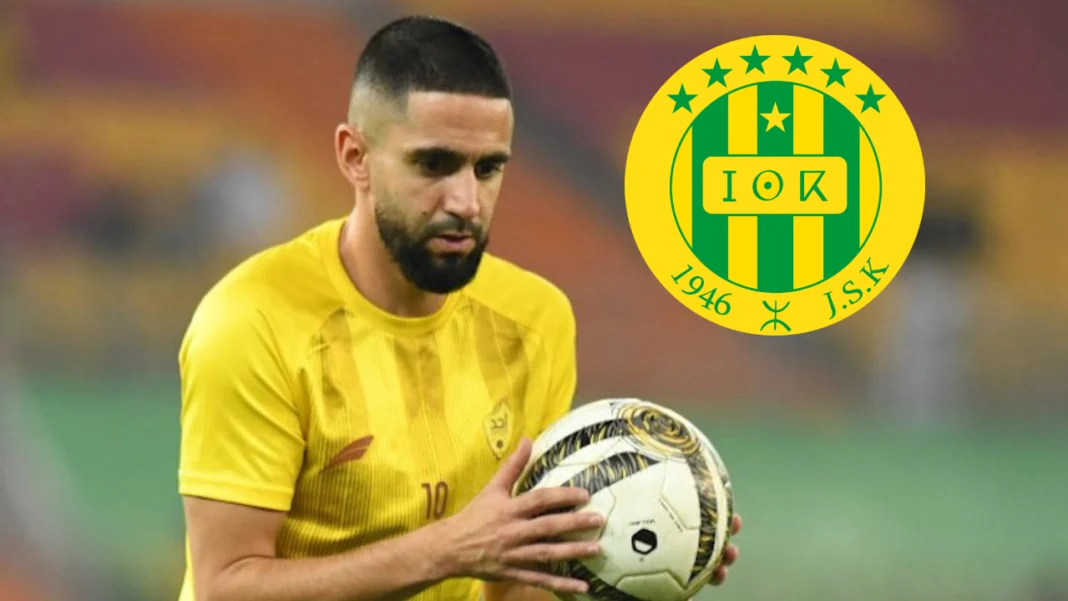 Ryad Boudebouz joueur de football algérien en action sur le terrain.