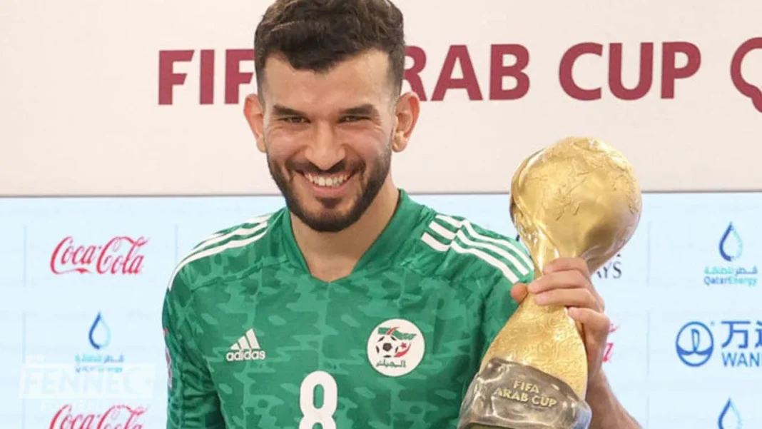 Amir Sayoud tenant le trophée de la FIFA Arab Cup.