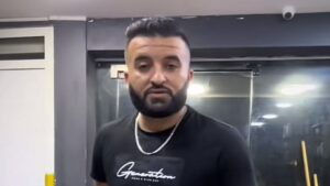 Homme danseur algérien en studio, vidéo TikTok virale.