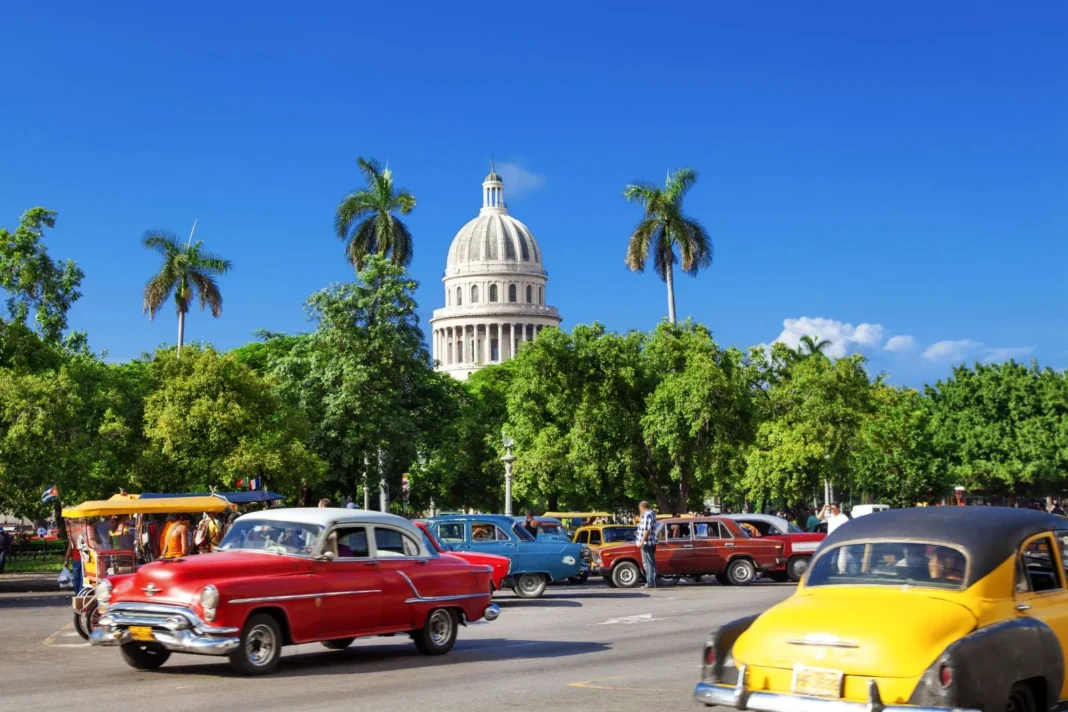 Voitures anciennes colorées devant le Capitole à La Havane, Cuba.