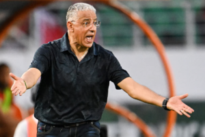Entraîneur Adel Amrouche donnant des instructions passionnées.