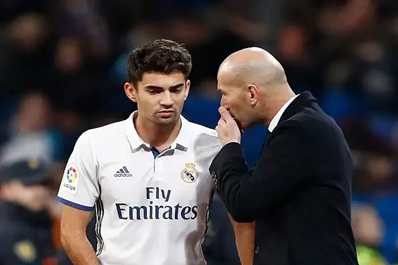 Coup de tonnerre ! Le fils de Zinedine, Enzo Zidane met fin à sa carrière de footballeur à 29 ans Enzo Zidane en discussion avec un entraîneur sur le terrain de football.