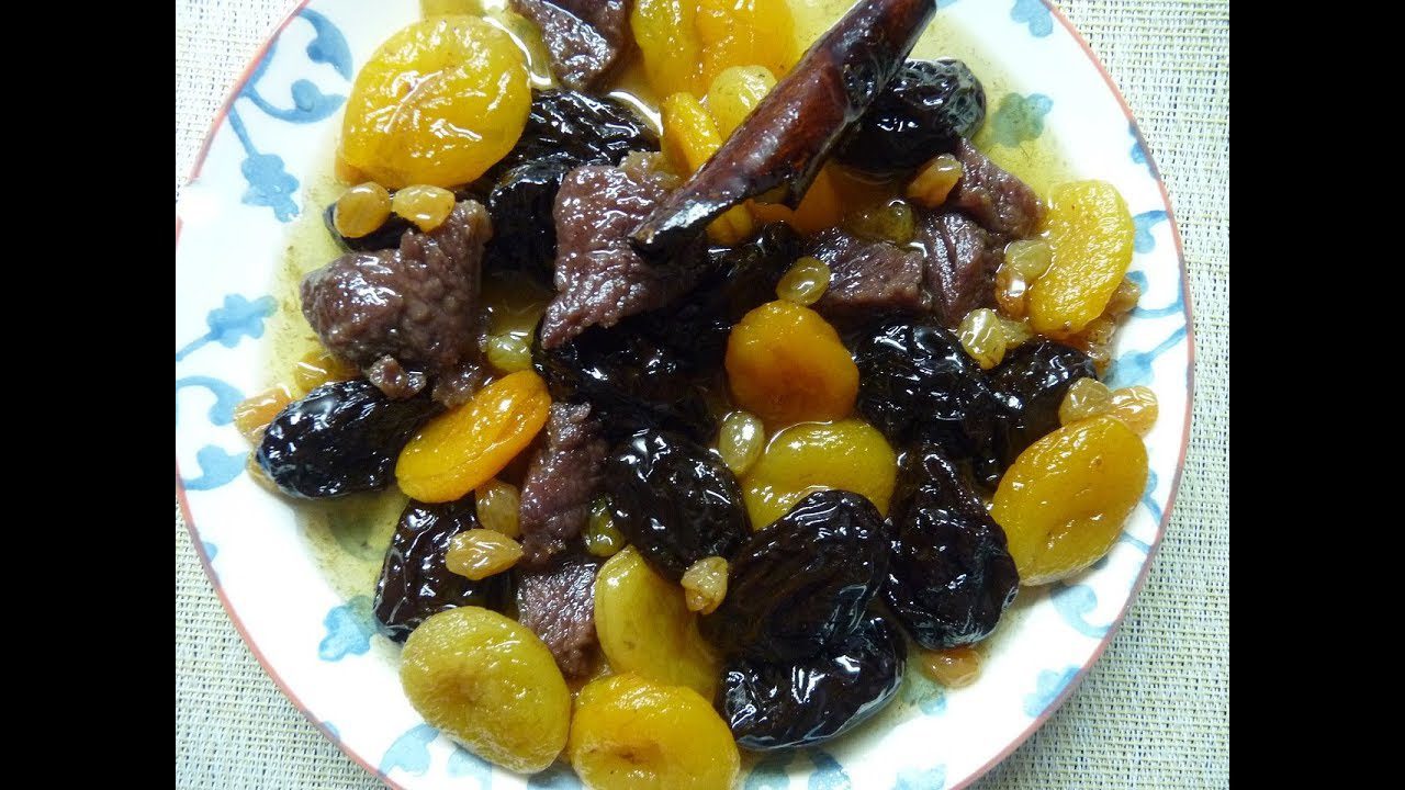 Lham Lahlou, tajine sucré-salé du Maghreb avec pruneaux et raisins.