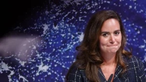 Aide de la France à l’Algérie : Sarah Knafo dans le viseur de la justice en raison de fausses déclarations Sarah Knafo en discussion lors d'un événement public.