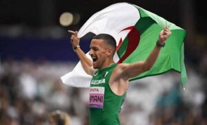 Athlète algérien Skander Athmani avec drapeau algérien après sa victoire.