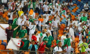Un geste de grande classe! Riyad Mahrez impose aux supporters algériens de... Supporters algériens