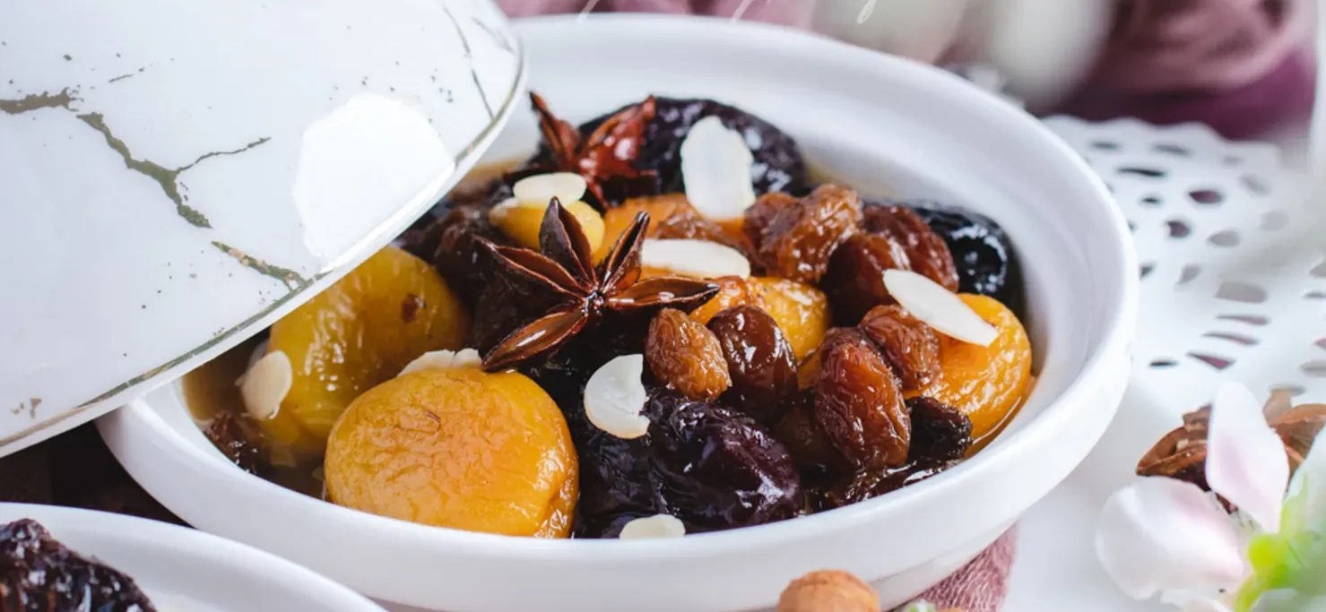 Lham Lahlou, tajine sucré algérien avec fruits secs et épices.