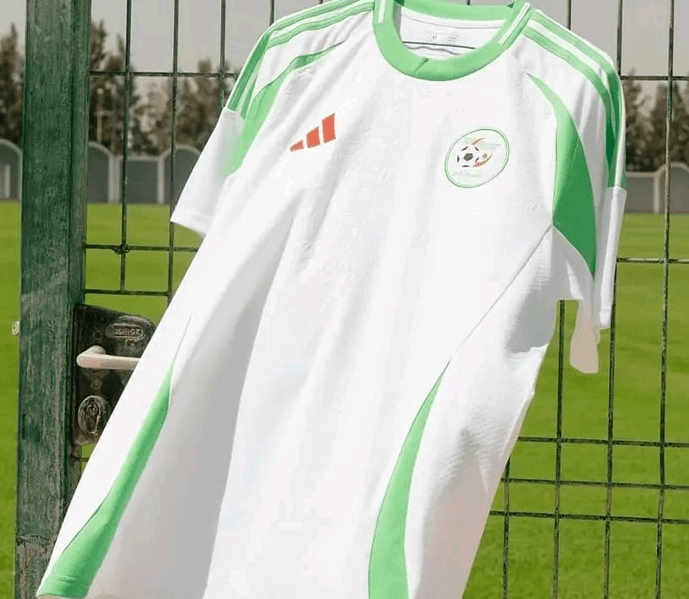 Maillot de football blanc et vert pour l'Algérie, design unique Adidas.
