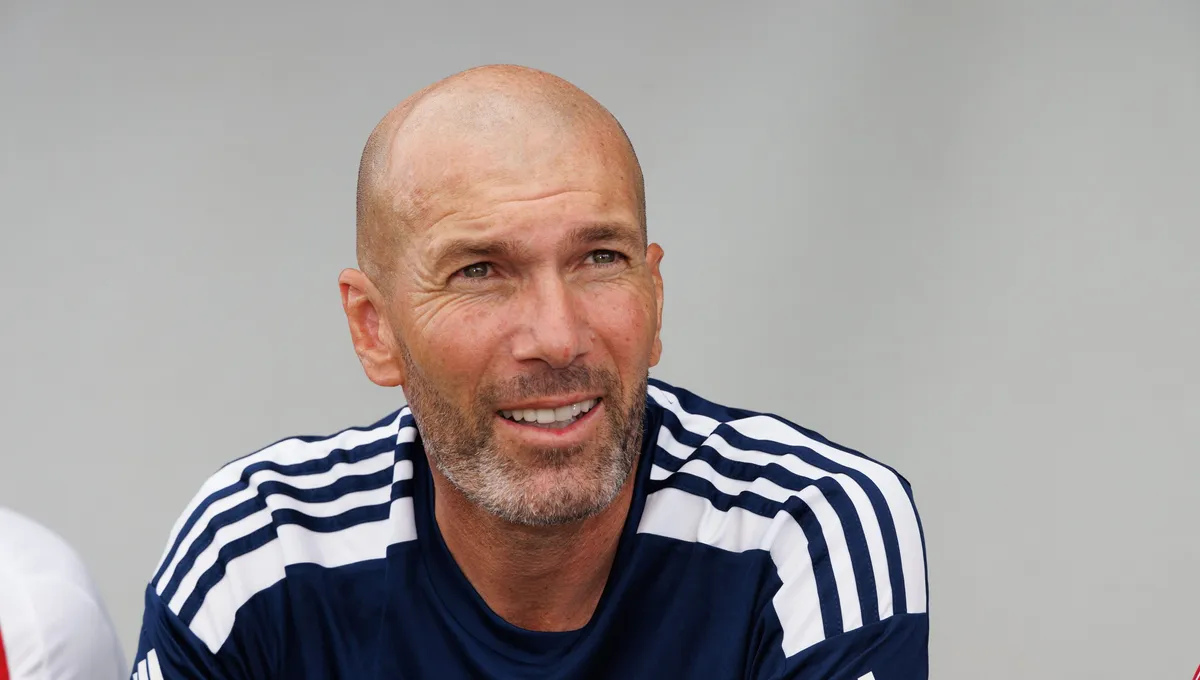 Zinédine Zidane souriant lors d'une visite à Marseille.