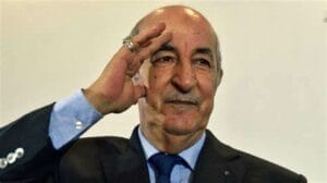 Le journaliste El Kadi Ihsane libéré : le fondateur de Maghreb Émergent bénéficie de l'amnistie présidentielle Abdelmadjid Tebboune faisant un salut officiel lors d'une rencontre diplomatique.