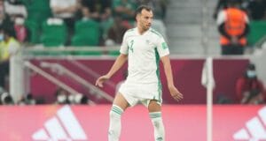 Djamel Benlamri en tenue de football sur le terrain.