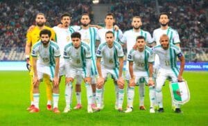 Les joueurs de l'Algérie en tenue officielle avant un match.