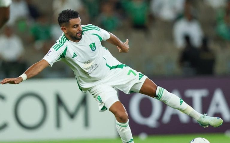 Riyad Mahrez mène Al-Ahli Saudi à la victoire avec un doublé impressionnant
