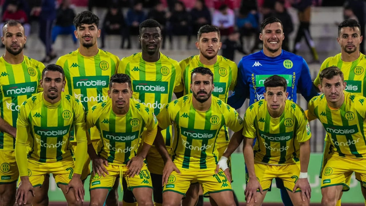 Les joueurs de la JS Kabylie en tenue jaune et verte sur le terrain.