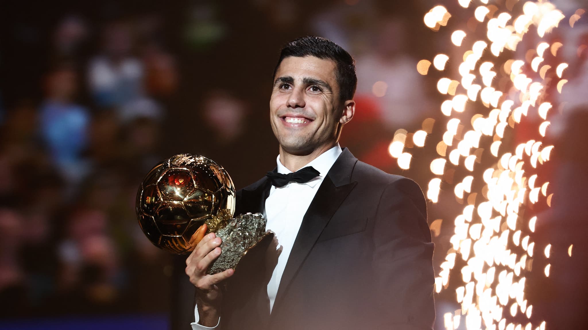 Vinicius Jr souriant avec le Ballon d'Or 2024 lors de la cérémonie.