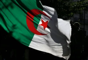 L'Algérie, puissance francophone : dans le Top 3 mondial des locuteurs Drapeau national algérien flottant dans le vent en plein air.