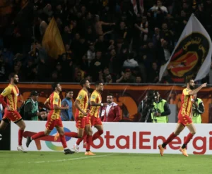 Djamel Belmadi : Un retour possible en club ou en sélection ? Un indice de taille fait croire à cette éventualité Joueurs de football en action lors d'un match en Tunisie.