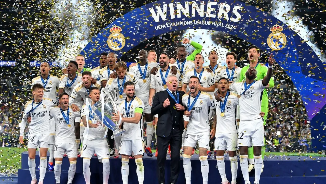 L'équipe du Real Madrid célèbre leur victoire en UEFA 2024.