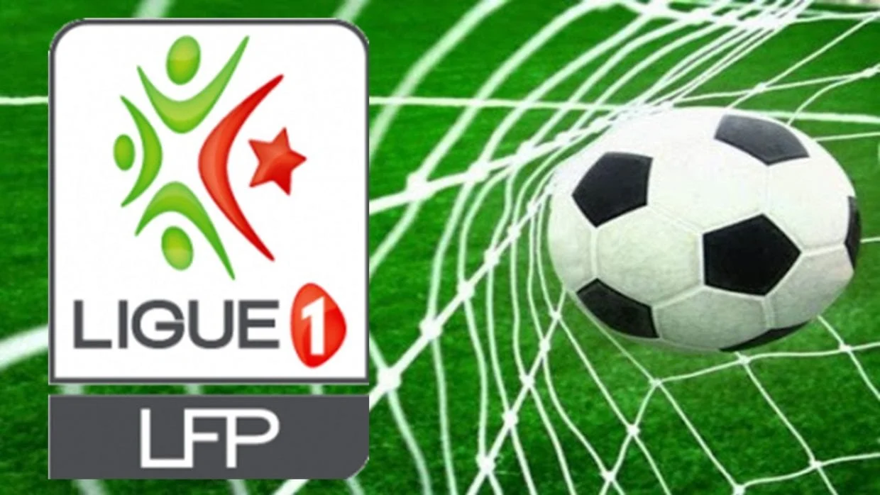 Ballon de football sur le terrain avec filet de but en arrière-plan.