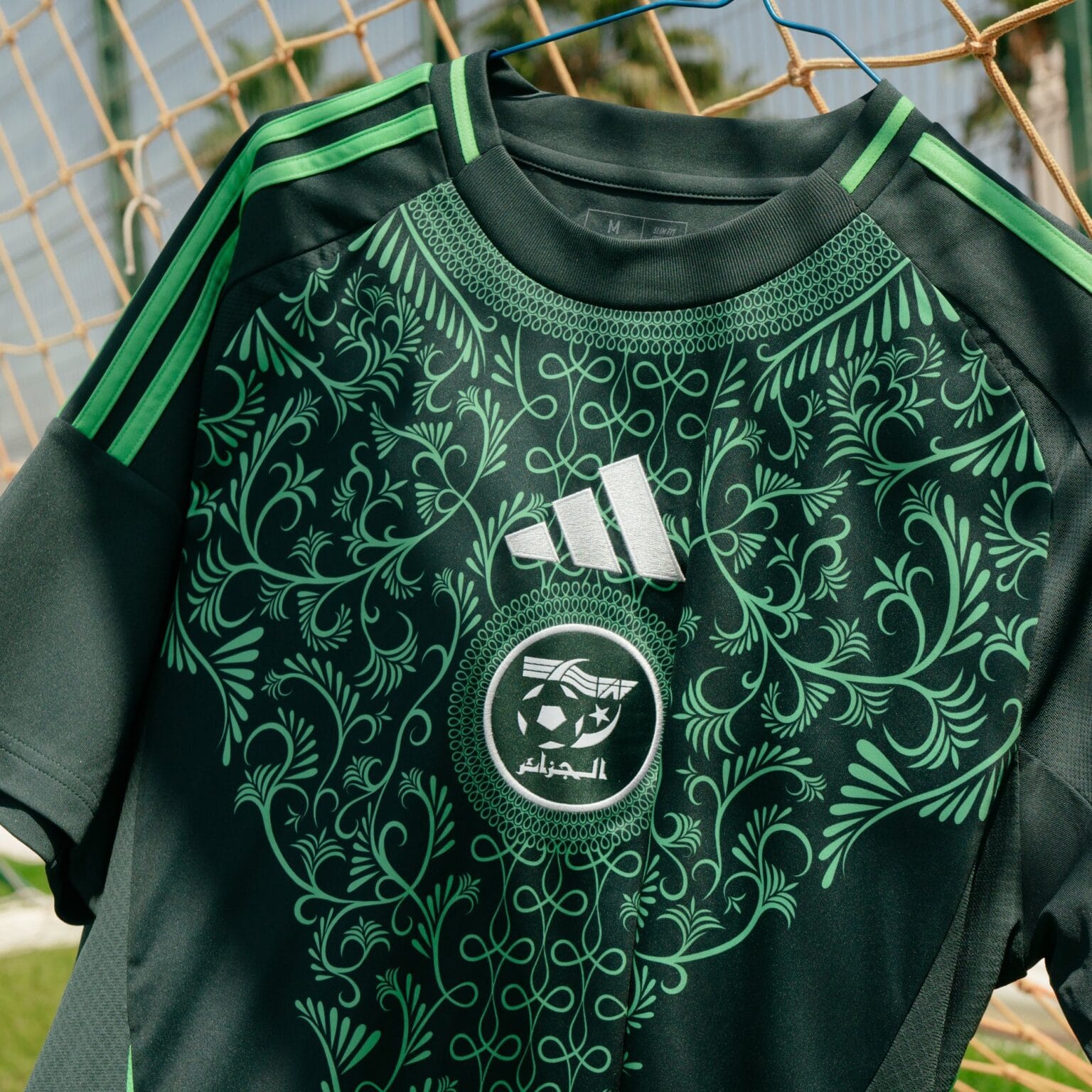 Maillot de football Algérie-Togo avec design floral unique Adidas.