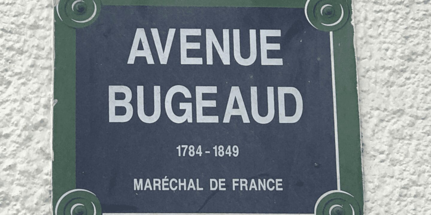 Panneau de l'avenue Bugeaud à Paris, historique et controversé.