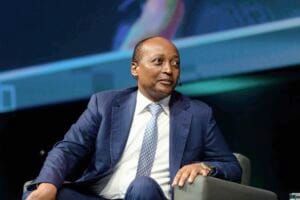 Incroyable! Patrice Motsepe refuse toute rémunération malgré des augmentations intéressantes proposées Patrice Motsepe en costume lors d'une intervention publique.