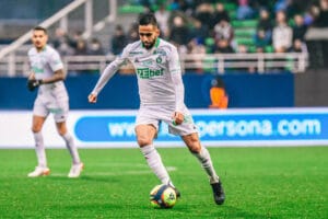 Ryad Boudebouz dans une forme époustouflante : un atout précieux qui réhausse la qualité de jeu de la JSK Ryad Boudebouz joue au football pour la JSK sur le terrain.