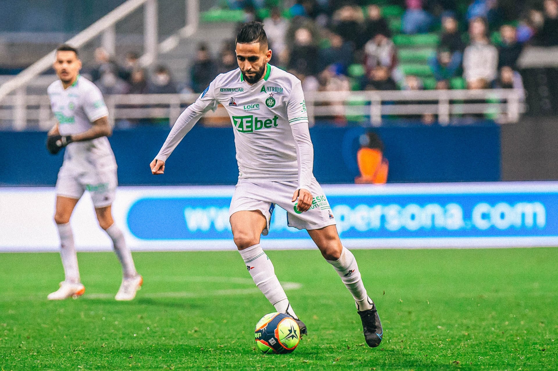 Ryad Boudebouz en action lors d'un match Ryad Boudebouz joue au football pour la JSK sur le terrain.