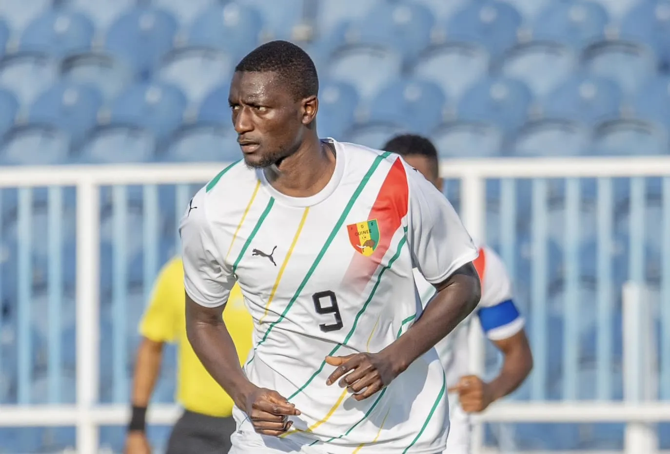 Meilleurs buteurs des éliminatoires CAN 2025 : Guirassy en tête, Amine Gouiri dans le top 5 Joueur de football en action, portant le maillot de la sélection sénégalaise.