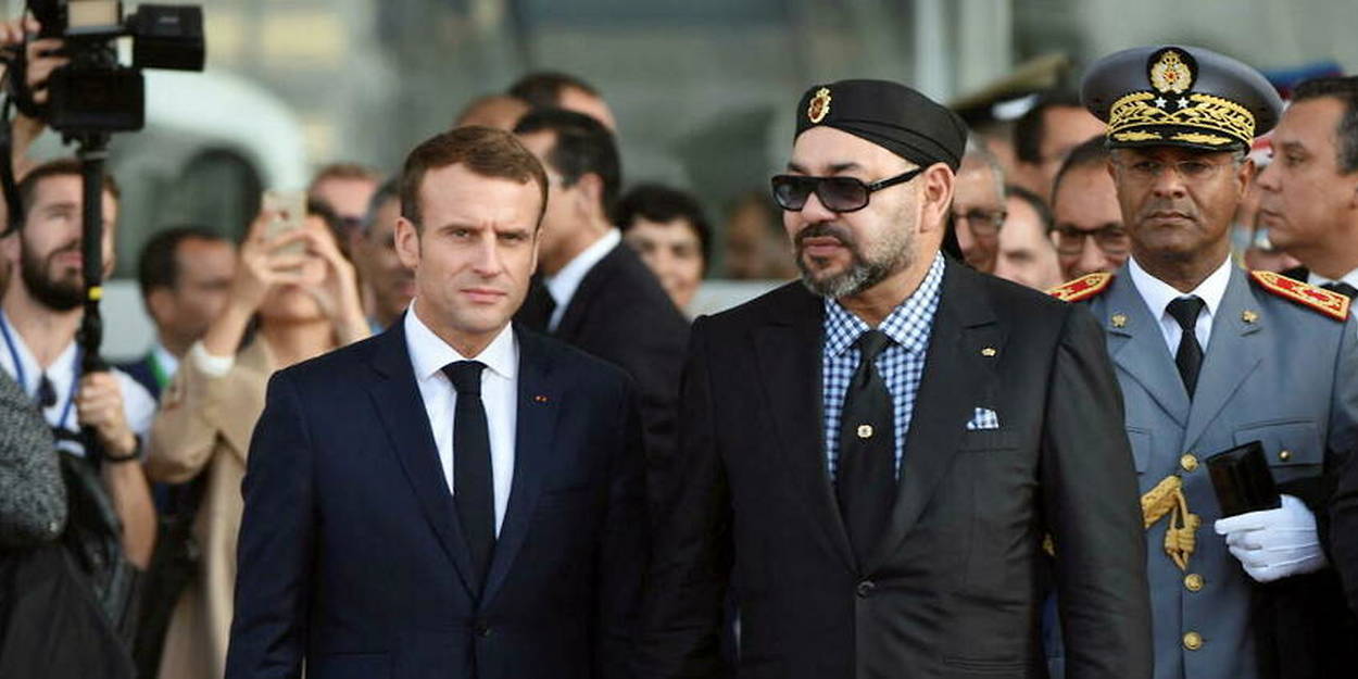 Macron en visite au Maroc avec des officiels militaires et civils.