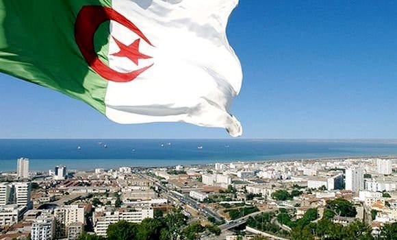 Drapeau algérien flottant au-dessus de la ville d'Alger.