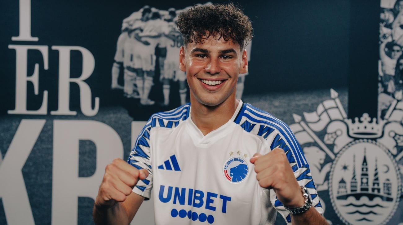 Amin Chiakha en maillot de l'équipe d'Algérie, souriant et prêt pour le match.