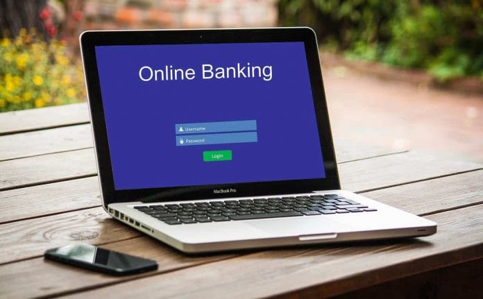 Ordinateur portable affichant une interface de banque en ligne.