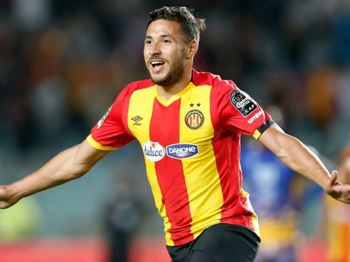 Youcef Belaili joueur de football en action avec le maillot de l'ES Tunis.