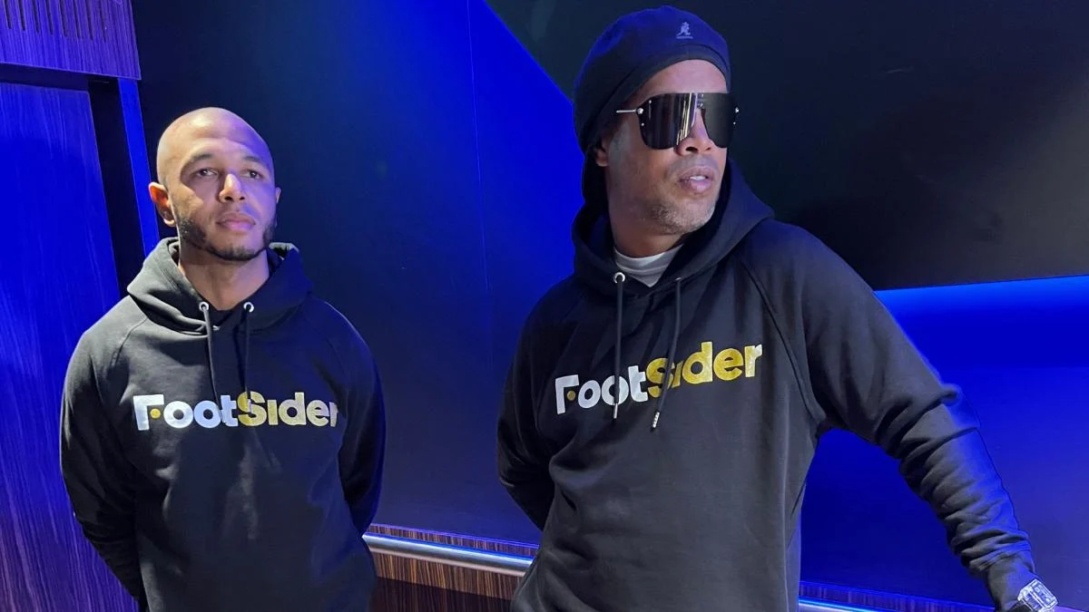 Yacine Brahimi et Ronaldinho portent des sweats Footsider.